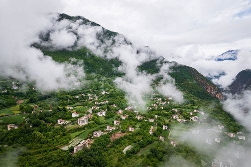 云雾缭绕的丹巴中路藏寨