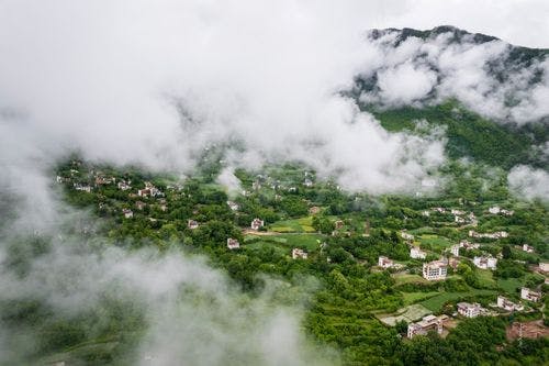 云雾缭绕的丹巴中路藏寨
